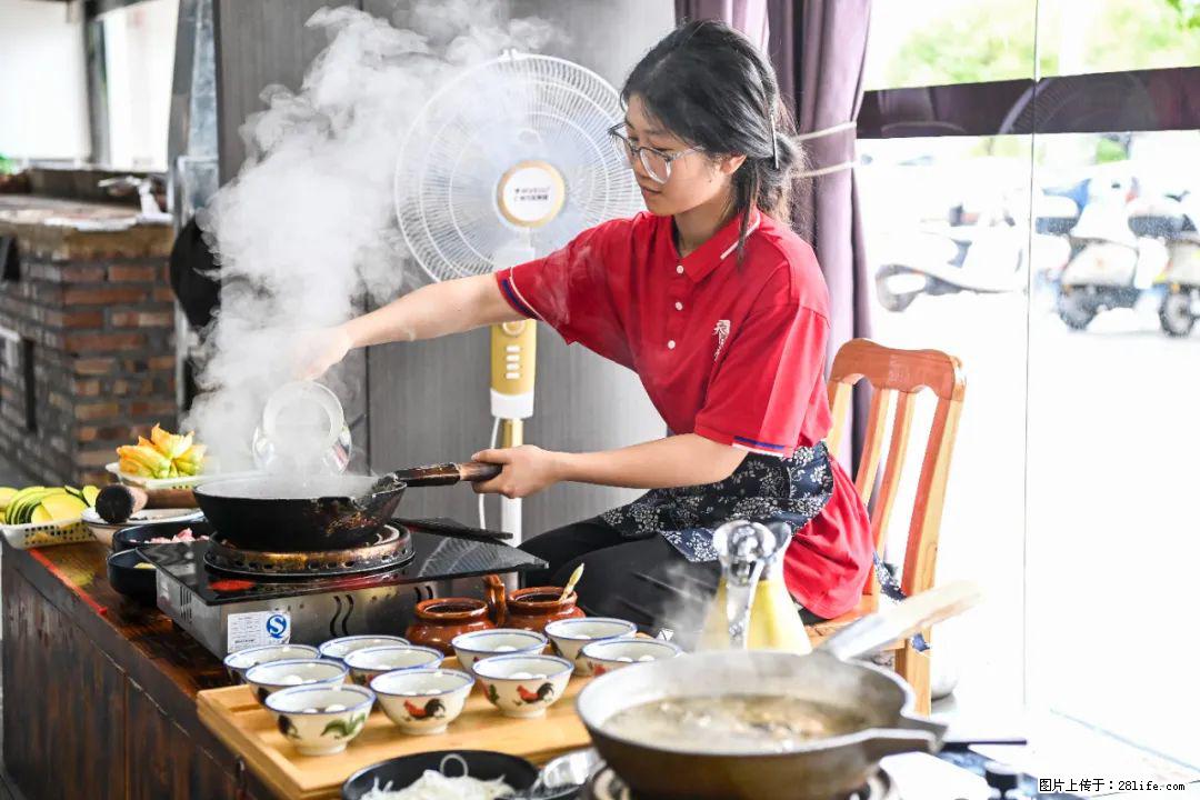 全网追的“扁担女孩”，找了一份暑假工，时薪12元 - 明港生活资讯 - 明港28生活网 mg.28life.net